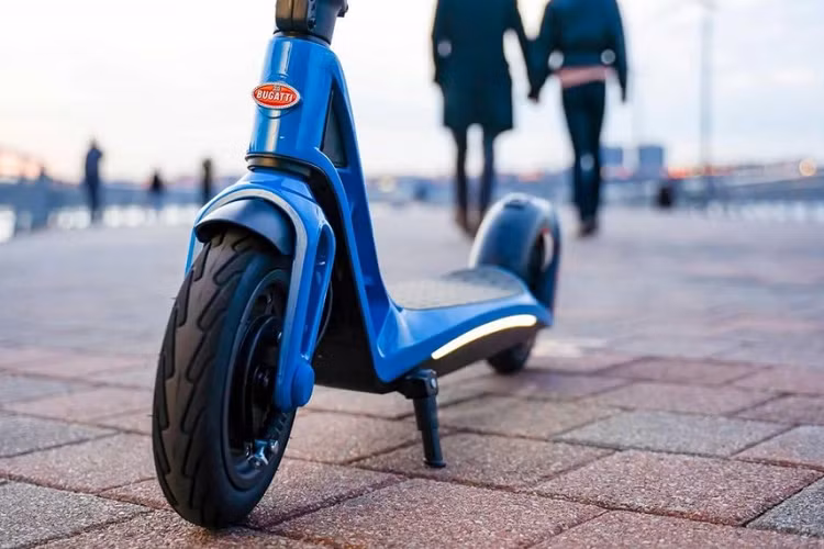 Xe có ba tốc độ với tính năng kiểm soát hành trình và bộ pin 36 volt/10 ah với phạm vi hoạt động khoảng 35 km. Mô tơ cũng có tính năng bảo vệ quá nhiệt, đoản mạch, và sạc quá tải. Bản thân bộ pin cũng là dạng di động và có thể dễ dàng tháo ra để sạc bằng ổ cắm trên tường tiêu chuẩn.