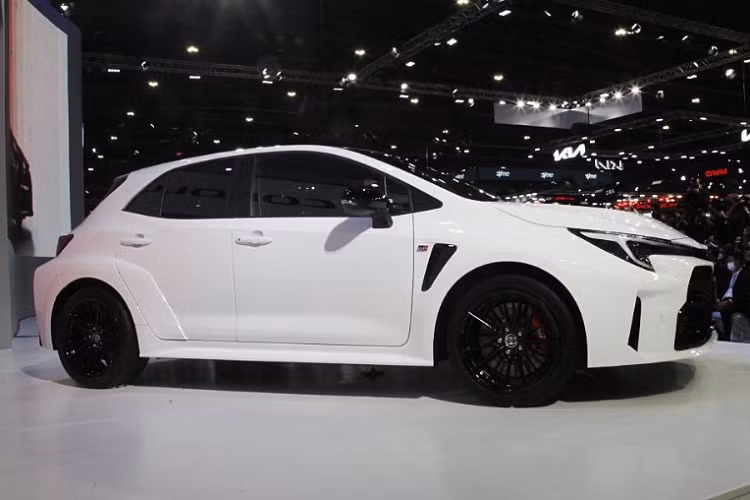 1. Toyota GR Corolla Sau khi chính thức trình làng vào hồi tháng 4 năm nay, Toyota GR Corolla 2023 mới đây đã được giới thiệu tại thị trường Thái Lan trong khuôn khổ triển lãm Bangkok Motor Expo 2022. Mẫu hatchback hiệu suất cao của Toyota gây chú ý bởi khối động cơ mạnh ngang ngửa các mẫu xe thể thao thuần túy. Toyota GR Corolla 2023 được bán tại Thái Lan với số lượng chỉ 9 chiếc và giá từ 3,949 triệu Baht (khoảng 2,75 tỷ đồng).