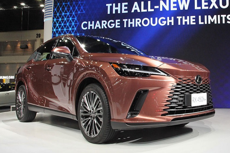 8. Lexus RX 450h+ Đây là mẫu crossover cỡ trung hạng sang sử dụng động cơ hybrid sản sinh tổng công suất lên đến 304 mã lực. RX 450h+ được phân phối tại Thái Lan với hai phiên bản Luxury AWD và Prenium AWD với giá dao động từ 4,64 - 5,09 triệu baht (khoảng 3,2 - 3,5 tỷ đồng). 