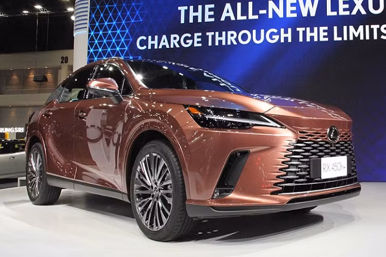  8. Lexus RX 450h+ Đây là mẫu crossover cỡ trung hạng sang sử dụng động cơ hybrid sản sinh tổng công suất lên đến 304 mã lực. RX 450h+ được phân phối tại Thái Lan với hai phiên bản Luxury AWD và Prenium AWD với giá dao động từ 4,64 - 5,09 triệu baht (khoảng 3,2 - 3,5 tỷ đồng). 