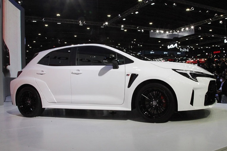  1. Toyota GR Corolla Sau khi chính thức trình làng vào hồi tháng 4 năm nay, Toyota GR Corolla 2023 mới đây đã được giới thiệu tại thị trường Thái Lan trong khuôn khổ triển lãm Bangkok Motor Expo 2022. Mẫu hatchback hiệu suất cao của Toyota gây chú ý bởi khối động cơ mạnh ngang ngửa các mẫu xe thể thao thuần túy. Toyota GR Corolla 2023 được bán tại Thái Lan với số lượng chỉ 9 chiếc và giá từ 3,949 triệu Baht (khoảng 2,75 tỷ đồng).
