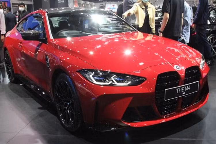  3. BMW M4 Competition 50 Jahre M Edition BMW M4 Competition 50 Jahre M Edition là mẫu xe được sản xuất nhằm kỷ niệm 50 năm thành lập bộ phận hiệu suất cao BMW M. Xe trang bị động cơ 6 xy lanh thẳng hàng 3.0L, công suất 510 mã lực và mô-men xoắn 650 Nm. Tùy theo yêu cầu của khách hàng, chiếc xe có thể được trang bị hộp số sàn 6 cấp, hoặc hộp số tự động 8 cấp M Steptronic và hệ dẫn động 4 bánh M xDrive.