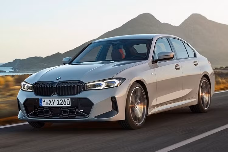  4. BMW 3 Series 2023 3-Series là một trong những dòng xe quan trọng nhất trong dải sản phẩm của BMW. Mặc dù đã bị các mẫu crossover X3 và X5 vượt mặt về doanh số, nhưng 3-Series vẫn là dòng xe bán chạy nhất và là thước đo quan trọng cho định hướng tương lai của thương hiệu. Tại Việt Nam, 3 Series sắp tới sẽ chuyển sang lắp ráp trong nước thay vì nhập khẩu nguyên chiếc từ Châu Âu.