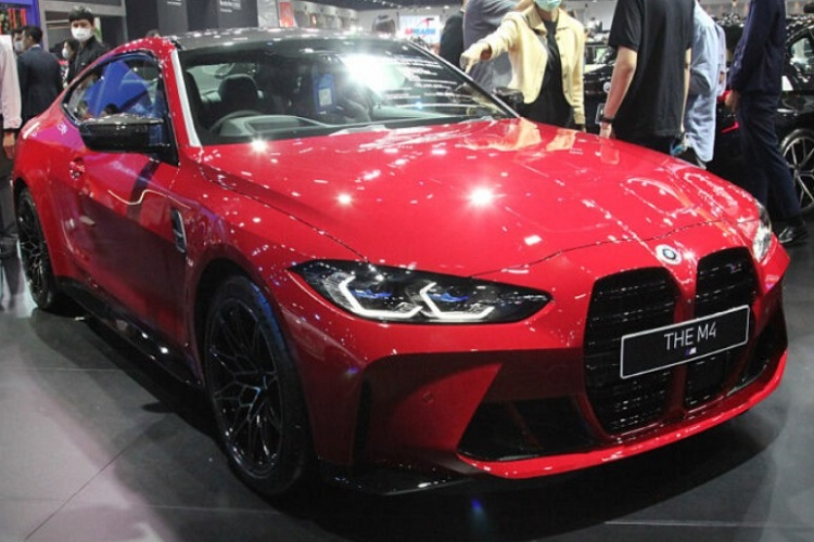  3. BMW M4 Competition 50 Jahre M Edition BMW M4 Competition 50 Jahre M Edition là mẫu xe được sản xuất nhằm kỷ niệm 50 năm thành lập bộ phận hiệu suất cao BMW M. Xe trang bị động cơ 6 xy lanh thẳng hàng 3.0L, công suất 510 mã lực và mô-men xoắn 650 Nm. Tùy theo yêu cầu của khách hàng, chiếc xe có thể được trang bị hộp số sàn 6 cấp, hoặc hộp số tự động 8 cấp M Steptronic và hệ dẫn động 4 bánh M xDrive.