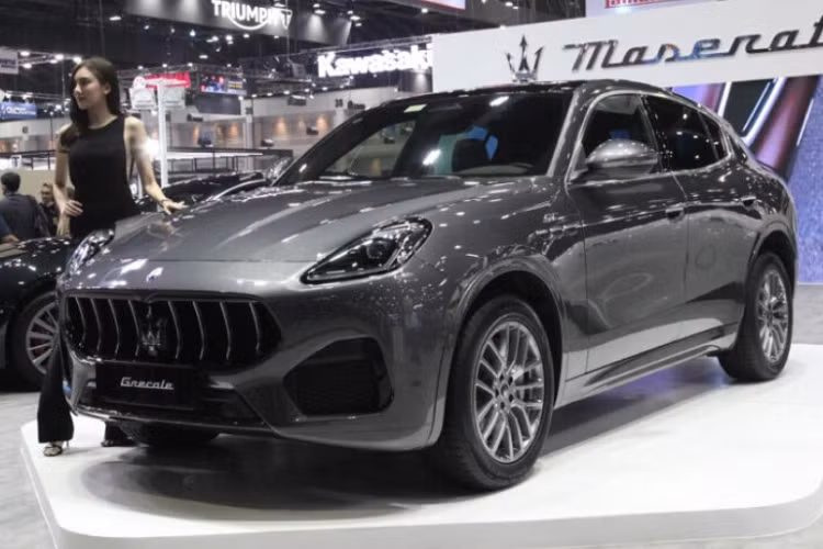  9. Maserati Grecale Dòng xe hoàn toàn mới mang tên gọi Grecale của hãng xe Maserati đã được cho ra mắt toàn cầu vào tháng 3 năm nay. Phiên bản Trofeo sử dụng động cơ V6 3.0 lít tăng áp kép, sản sinh công suất lên tới 523 mã lực cùng mô-men xoắn 620 Nm. Khả năng tăng tốc của xe khá ấn tượng khi chỉ tốn 3,8 giây để đạt 100 km/h. Vận tốc tối đa của xe là 285 km/h. Tại xứ sở chùa Vàng, chiếc SUV hạng sang này được phân phối phiên bản Trofeo với mức giá 4,3 tỷ đồng.
