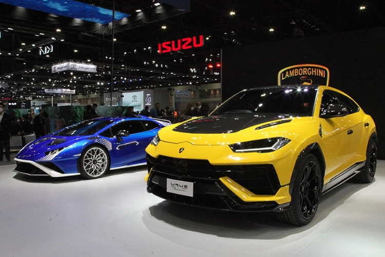  7. Lamborghini Urus Performante Urus Performante là chiếc SUV hiệu năng cao với thiết kế thể thao và khả năng vận hành ấn tượng trên cả đường phố, trường đua hay địa hình phức tạp. Lamborghini Urus Performante sở hữu động cơ V8 4.0L tăng áp kép cho công suất 657 mã lực, mô-men xoắn 850 Nm cho phép xe tăng tốc từ 0 lên 100 km/h trong 3,3 giây, đi kèm hộp số tự động ZF 8 cấp, vectơ mô-men xoắn phía sau và nhiều chế độ dẫn động.