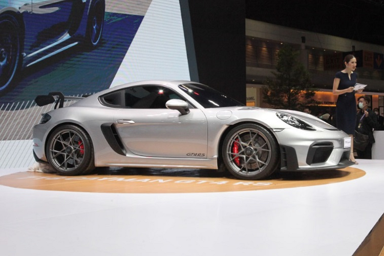  10. Porsche 718 Cayman GT4 RS Porsche 718 Cayman GT4 RS mới ra mắt được trang bị động cơ boxer 6 xy-lanh hút khí tự nhiên, sản sinh công suất lên đến 500 mã lực và mô-men xoắn 449 Nm. Cayman GT4 RS có khả năng tăng tốc từ 0 lên 100 km/h chỉ trong 3,2 giây, nhanh hơn 0,5 giây so với phiên bản GT4 tiêu chuẩn. Tốc độ tối đa của xe lên đến 315 km/h.