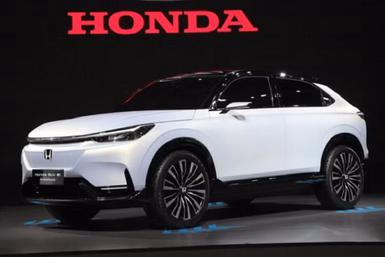  2. Honda SUV e:Prototype Đây là bản concept của mẫu xe điện HR-V đang được phát triển tại thị trường Trung Quốc. Đây là sản phẩm đầu tiên trong số 10 mẫu xe điện mới được Honda dự định ra mắt tại thị trường Trung Quốc trong thời gian tới. Mẫu xe này tự tin mang đến trải nghiệm lái xe vượt trội khi sở hữu vẻ ngoài thanh lịch, động cơ tiên tiến cùng hệ thống an toàn Honda Sensing.