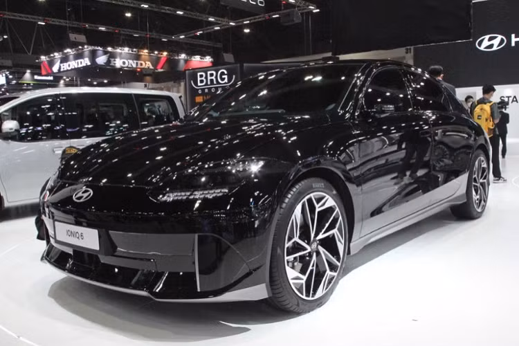  5. Hyundai Ioniq 6 Ra mắt vào ngày 14/7 năm nay, Hyundai Ioniq 6 2023 mới là mẫu sedan thuần điện đầu tiên của Hyundai, được hãng xe Hàn Quốc xác định là “quân bài” chiến lược để cạnh tranh thị phần cùng với Tesla Model S. Mẫu xe này gây ấn tượng khi sở hữu phạm vi hoạt động lên đến 547 km chỉ trong 1 lần sạc.