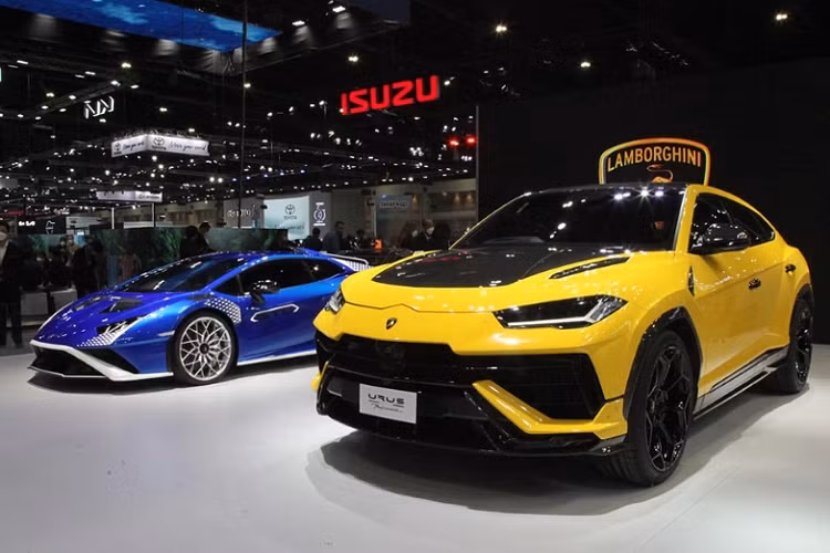  7. Lamborghini Urus Performante Urus Performante là chiếc SUV hiệu năng cao với thiết kế thể thao và khả năng vận hành ấn tượng trên cả đường phố, trường đua hay địa hình phức tạp. Lamborghini Urus Performante sở hữu động cơ V8 4.0L tăng áp kép cho công suất 657 mã lực, mô-men xoắn 850 Nm cho phép xe tăng tốc từ 0 lên 100 km/h trong 3,3 giây, đi kèm hộp số tự động ZF 8 cấp, vectơ mô-men xoắn phía sau và nhiều chế độ dẫn động.