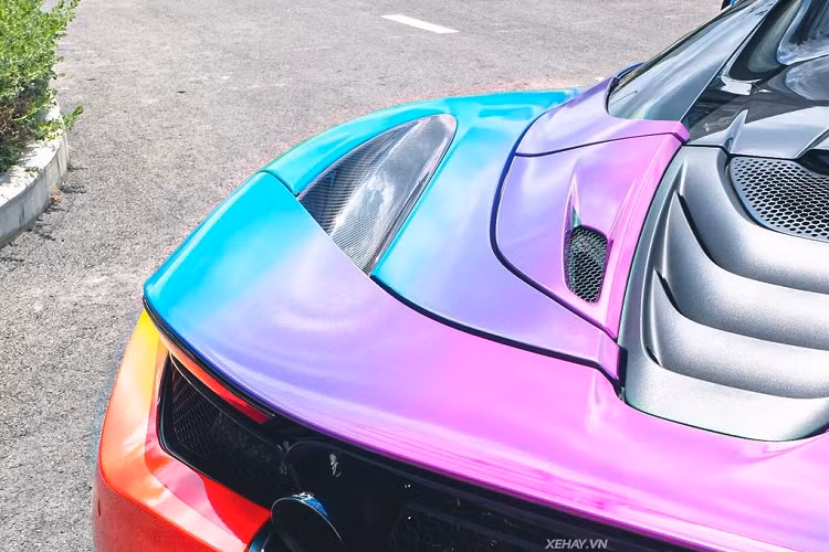 McLaren 720S Spider có trọng lượng khô là 1.322kg, nặng hơn 49kg so với coupe bởi vì hệ thống mui cứng và phần chứa mui. Xe sở hữu khối động cơ xăng tăng áp kép V8 4.0 lít sản sinh công suất 710 mã lực và 769Nm mô-men xoắn cực đại, đi kèm là hộp số tự động tuần tự 7 cấp giúp xe chỉ cần 2,9 giây để tăng tốc từ 0 - 100 km/h. Tốc độ tối đa của xe đạt 325 km/h.