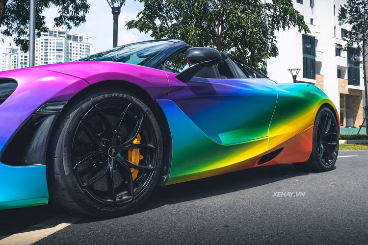 Phần mui cứng trên McLaren 720S Spider có thể thu vào với cơ chế gập điện nâng/hạ chỉ trong 11 giây, nhanh hơn 6 giây so với đàn em 650 Spider. Đặc biệt, phần mui này có thể hoạt động ở tốc độ lên tới 50 km/h, hơn hẳn 650 Spider (phạm vi 30 km/h) và cũng hoạt động êm ái gấp đôi so với Super Series mui trần thế hệ đầu tiên.