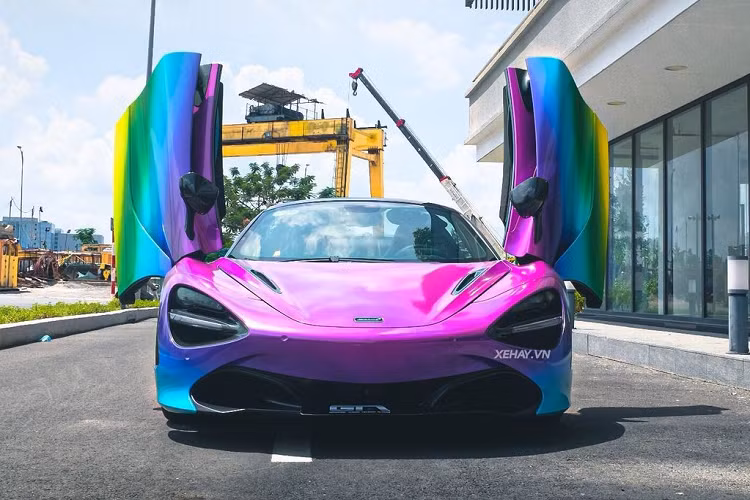 Trước đó, một chiếc Lamborghini Aventador SVJ hàng khủng tại Việt Nam cũng đã được làm mới ngoại thất theo phong cách tương tự, nhưng nhìn kĩ sẽ nhận thấy sự khác biệt về cách phối màu và sắp xếp giữa 2 xe.
