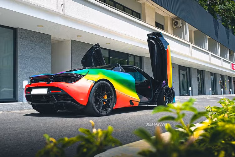 Ngoài việc thay “áo” thì trang bị, thiết kế ngoại thất của McLaren 720S Spider gần như không có gì thay đổi. Xe có nhiều chi tiết được làm bằng vật liệu sợi carbon như cản trước, hốc đèn pha, gương chiếu hậu, nắp khoang động cơ, hốc hút gió, cản sau,... . Siêu xe Anh quốc sở hữu bộ mâm 5 chấu kép tạo hình cánh hoa màu đen bóng, đi kèm kẹp phanh màu cam tương phản nổi bật.