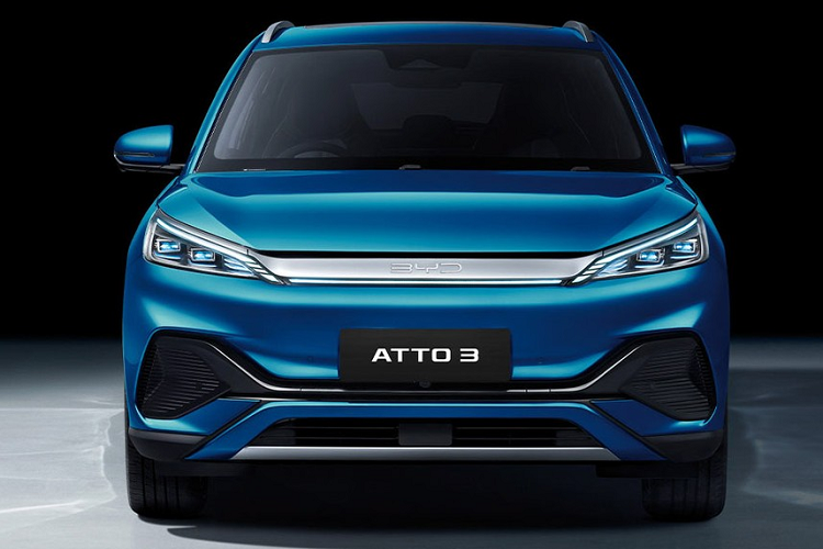 Với doanh số xe NEV toàn cầu hơn 2,3 triệu chiếc, BYD hiện đang hoạt động tại 70 thị trường và hơn 400 thành phố trên toàn thế giới. Tại thị trường Thái Lan, BYD chưa công bố sẽ bán mẫu xe nào. BYD dự định sẽ tham gia triển lãm Ô tô Quốc tế Thái Lan 2022, khai mạc vào ngày 30/11 năm nay, để trưng bày và giới thiệu xe. Theo dự đoán của giới truyền thông Thái Lan, BYD sẽ bán 3 mẫu xe là Dolphin, Atto 3 và Seal ở đất nước Chùa vàng, tương tự tại Nhật Bản.