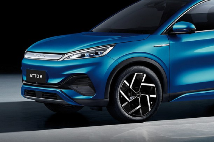 Đặc biệt, BYD Atto 3 còn có nhiều trang bị an toàn hiện đại như phanh tay điện tử, tính năng tự động giữ phanh tạm thời, phanh khẩn cấp tự động, cảnh báo va chạm phía trước, cảnh báo lệch làn đường, hỗ trợ giữ làn đường, hệ thống kiểm soát hành trình thích ứng, hỗ trợ đèn pha tự động, camera 360 độ và 7 túi khí. "Trái tim" của BYD Atto 3 là mô-tơ điện có công suất tối đa 204 mã lực và mô-men xoắn cực đại 310 Nm.