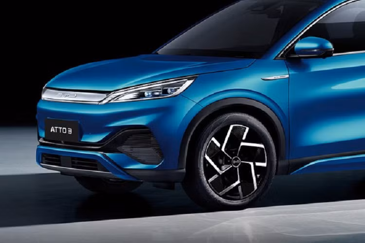 Đặc biệt, BYD Atto 3 còn có nhiều trang bị an toàn hiện đại như phanh tay điện tử, tính năng tự động giữ phanh tạm thời, phanh khẩn cấp tự động, cảnh báo va chạm phía trước, cảnh báo lệch làn đường, hỗ trợ giữ làn đường, hệ thống kiểm soát hành trình thích ứng, hỗ trợ đèn pha tự động, camera 360 độ và 7 túi khí. "Trái tim" của BYD Atto 3 là mô-tơ điện có công suất tối đa 204 mã lực và mô-men xoắn cực đại 310 Nm.
