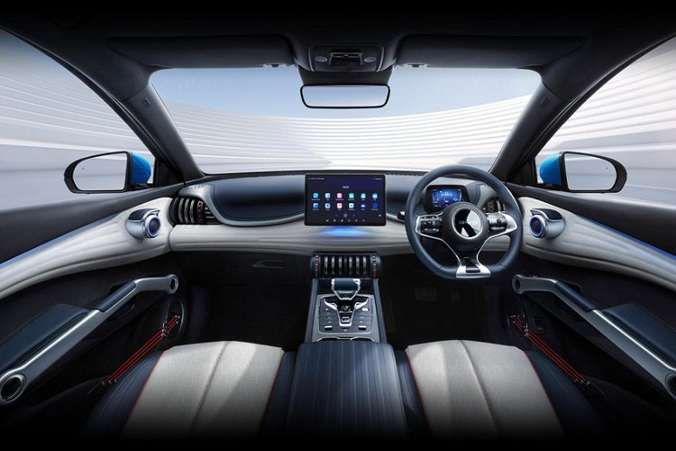 Trong đó, mẫu xe BYD ra mắt Thái Lan nhiều khả năng là Atto 3. Rất có thể mẫu xe này sẽ trình làng ở thị trường Thái Lan vào tháng 9 năm nay, sau đó đến BYD Dolphin. Là ôtô chạy hoàn toàn bằng điện và có tên Yuan Plus ở thị trường Trung Quốc, BYD Atto 3 được định vị trong phân khúc SUV hạng B mặc dù sở hữu kích thước khá lớn. Cụ thể, mẫu xe này có chiều dài 4.455 mm, chiều rộng 1.875 mm, chiều cao 1.615 mm và chiều dài cơ sở 2.720 mm.