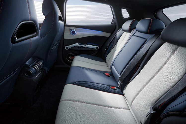 Ngoài chiều dài cơ sở lớn, BYD Atto 3 còn gây ấn tượng với trang bị khá ấn tượng như vành hợp kim 18 inch, đi kèm lốp 215/55 R18, cửa cốp chỉnh điện rảnh tay, cửa sổ trời toàn cảnh Panorama có rèm che nắng, bảng đồng hồ kỹ thuật số 5 inch, ghế lái chỉnh điện 6 hướng, ghế phụ lái chỉnh điện 4 hướng và ghế sau gập 60:40. Thêm vào đó là màn hình thông tin giải trí dạng cảm ứng 12,8 inch, có thể xoay ngang hoặc dọc.