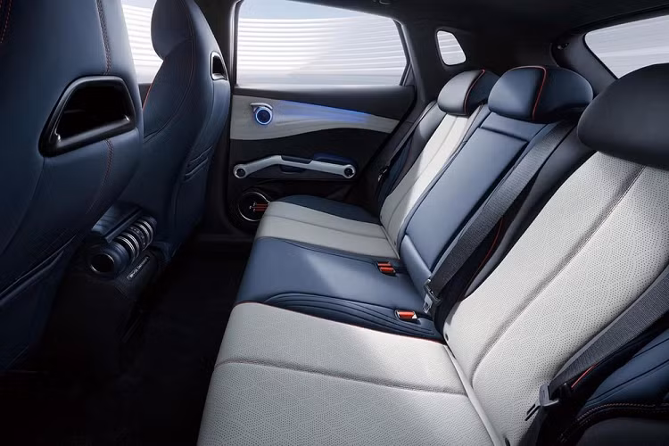 Ngoài chiều dài cơ sở lớn, BYD Atto 3 còn gây ấn tượng với trang bị khá ấn tượng như vành hợp kim 18 inch, đi kèm lốp 215/55 R18, cửa cốp chỉnh điện rảnh tay, cửa sổ trời toàn cảnh Panorama có rèm che nắng, bảng đồng hồ kỹ thuật số 5 inch, ghế lái chỉnh điện 6 hướng, ghế phụ lái chỉnh điện 4 hướng và ghế sau gập 60:40. Thêm vào đó là màn hình thông tin giải trí dạng cảm ứng 12,8 inch, có thể xoay ngang hoặc dọc.