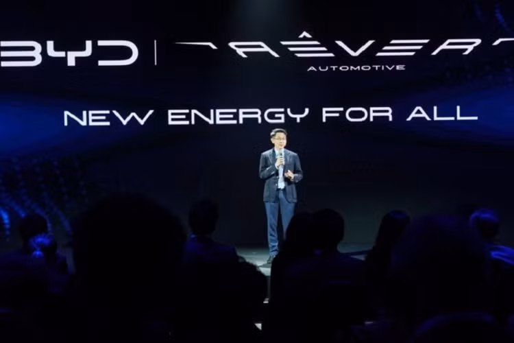 Vào hôm 8/8/2022 vừa qua, hãng xe ôtô BYD Trung Quốc đã tổ chức sự kiện ra mắt thị trường Thái Lan. Đây là thị trường Đông Nam Á thứ hai đón nhận thương hiệu ôtô này, sau Singapore. Đây là một phần trong kế hoạch mở rộng ra thị trường toàn cầu của hãng nhờ có sự chống lưng của tỷ phú Mỹ Warren Buffett.