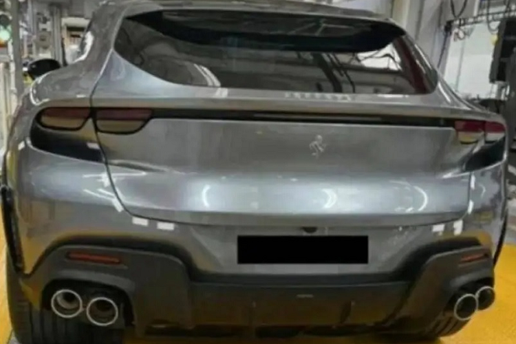 Mẫu siêu SUV Ferrari Purosangue có phần vòm bánh xe cơ bắp nhưng cũng khá tinh tế, đi kèm ốp nhựa đen ở viền cửa tạo cảm giác thể thao hơn. Tiếp đến là hình ảnh ở đuôi xe cho thấy thiết kế đậm chất Ferrari với đèn hậu dạng tứ giống 296 GTB, ống xả dạng tứ và bộ khuếch tán lớn. 