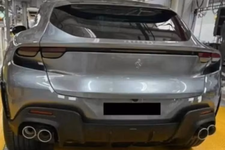 Mẫu siêu SUV Ferrari Purosangue có phần vòm bánh xe cơ bắp nhưng cũng khá tinh tế, đi kèm ốp nhựa đen ở viền cửa tạo cảm giác thể thao hơn. Tiếp đến là hình ảnh ở đuôi xe cho thấy thiết kế đậm chất Ferrari với đèn hậu dạng tứ giống 296 GTB, ống xả dạng tứ và bộ khuếch tán lớn. 