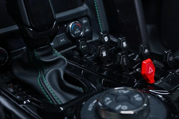 Mặt khác, W Motors đã bổ sung một cụm đồng hồ kỹ thuật số mới, một màn hình cảm ứng lớn bao phủ toàn bộ bảng điều khiển trung tâm, công tắc điều khiển riêng, bộ liên lạc của cảnh sát và một màn hình ở phía hành khách hiển thị hình ảnh từ camera an ninh.