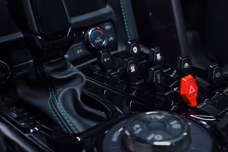 Mặt khác, W Motors đã bổ sung một cụm đồng hồ kỹ thuật số mới, một màn hình cảm ứng lớn bao phủ toàn bộ bảng điều khiển trung tâm, công tắc điều khiển riêng, bộ liên lạc của cảnh sát và một màn hình ở phía hành khách hiển thị hình ảnh từ camera an ninh.