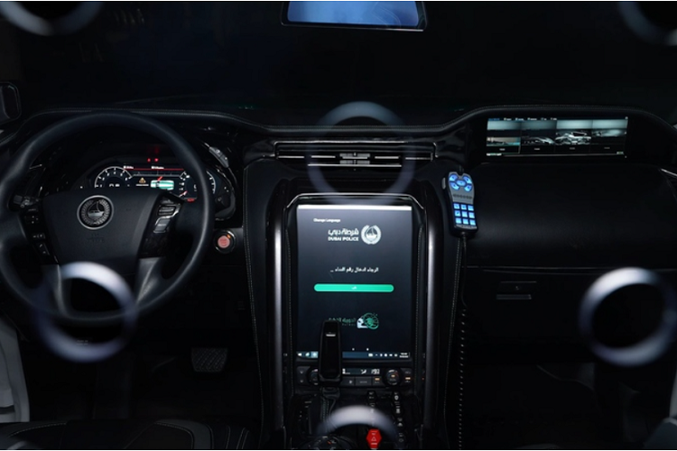 Các tấm thân xe và đèn chiếu sáng đều được làm mới mang dấu ấn riêng của W Motor, tuy nhiên, tỷ lệ thân xe và kiểu dáng các tấm kính đều nói lên rằng mẫu xe cảnh sát này được tạo ra dựa trên chiếc Patrol thế hệ thứ 6.