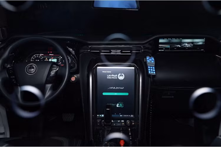 Các tấm thân xe và đèn chiếu sáng đều được làm mới mang dấu ấn riêng của W Motor, tuy nhiên, tỷ lệ thân xe và kiểu dáng các tấm kính đều nói lên rằng mẫu xe cảnh sát này được tạo ra dựa trên chiếc Patrol thế hệ thứ 6.