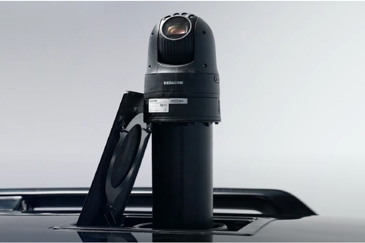 Danh tính chiếc xe tiếp tục lộ rõ vì ở bên trong xe có vô-lăng của Nissan, bộ chọn chế độ và hệ thống điều hòa cũng đúng chuẩn Nissan.