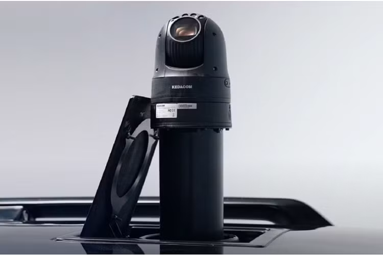 Danh tính chiếc xe tiếp tục lộ rõ vì ở bên trong xe có vô-lăng của Nissan, bộ chọn chế độ và hệ thống điều hòa cũng đúng chuẩn Nissan.