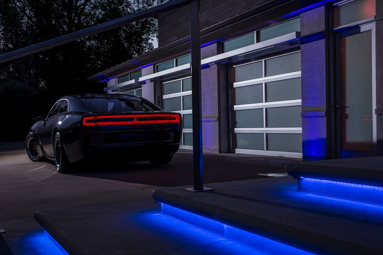 Hệ thống này gồm có một bộ khuếch đại và buồng điều chỉnh nằm ở phía sau xe và mang lại cấu hình âm thanh “Dark Matter” cùng với hệ thống truyền eRupt. Mẫu xe này mang trên mình dáng dấp của mẫu xe Charger Daytona ban đầu, tuy nhiên đã được hiện đại hóa một cách ấn tượng. Một phần quan trọng trong thiết kế của chiếc xe là hốc gió R-Wing đặc trưng cho phần đầu xe.