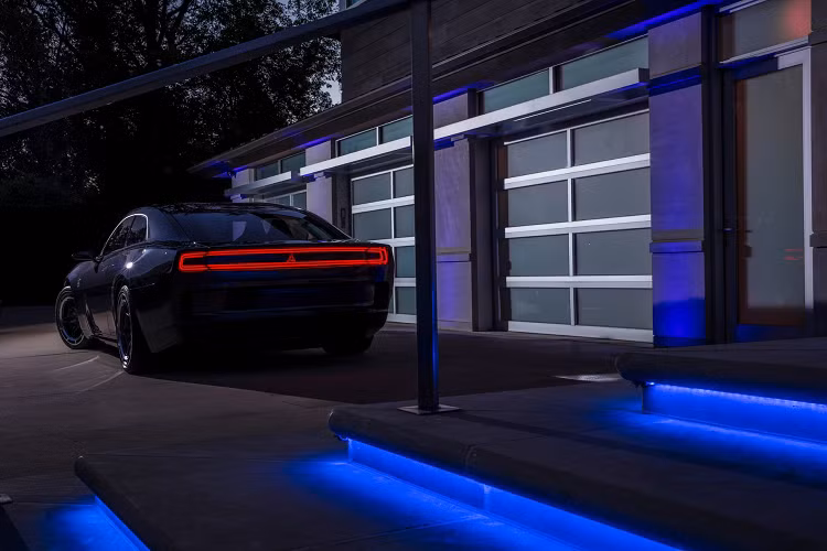 Hệ thống này gồm có một bộ khuếch đại và buồng điều chỉnh nằm ở phía sau xe và mang lại cấu hình âm thanh “Dark Matter” cùng với hệ thống truyền eRupt. Mẫu xe này mang trên mình dáng dấp của mẫu xe Charger Daytona ban đầu, tuy nhiên đã được hiện đại hóa một cách ấn tượng. Một phần quan trọng trong thiết kế của chiếc xe là hốc gió R-Wing đặc trưng cho phần đầu xe.