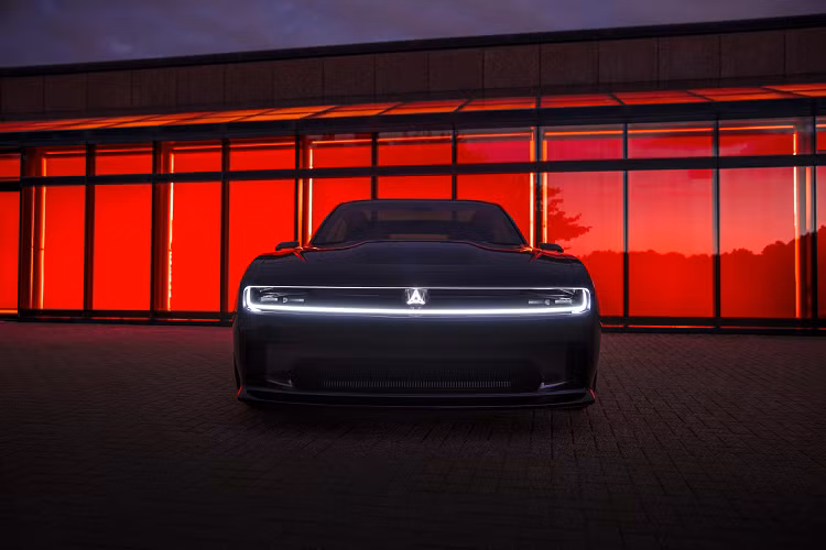 Dodge Charger Daytona SRT Concept cũng trở nên độc đáo khi được trang bị hộp số đa tốc độ eRupt mới của hãng xe với chuyển số cơ điện giúp bắt chước một số thao tác lái xe mà những người đam mê xe cơ bắp cổ điển mong muốn. Một tính năng PowerShot push-to-pass giúp tăng mã lực để tăng tốc nhanh chóng cũng đã được thiết kế cho mẫu Concept.