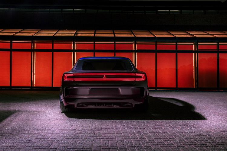 Hơn hết, chiếc xe được trang bị hệ thống xả đặc biệt. Trước khi ra mắt chiếc xe, Stellantis đã hứa rằng mẫu Concept này sẽ tạo ra một âm thanh “gây sốc”. Hiện đã được xác nhận rằng họ đã phát triển một hệ thống xả Fratzonic Chambered đang chờ cấp bằng sáng chế cho Charger Daytona SRT Hellcat tạo ra tiếng gầm 126 dB, ngang bằng với SRT Hellcat.