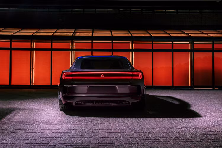 Hơn hết, chiếc xe được trang bị hệ thống xả đặc biệt. Trước khi ra mắt chiếc xe, Stellantis đã hứa rằng mẫu Concept này sẽ tạo ra một âm thanh “gây sốc”. Hiện đã được xác nhận rằng họ đã phát triển một hệ thống xả Fratzonic Chambered đang chờ cấp bằng sáng chế cho Charger Daytona SRT Hellcat tạo ra tiếng gầm 126 dB, ngang bằng với SRT Hellcat.