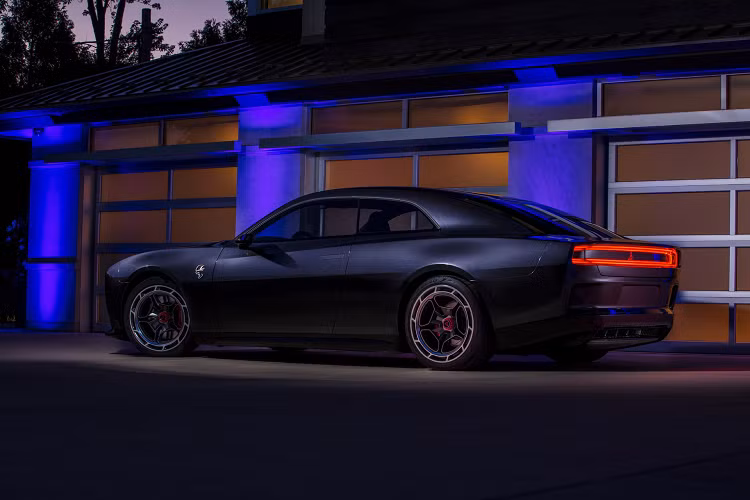 Tuy nhiên, hiện tại Dodge vẫn chưa cho biết hệ thống truyền động Banshee mang lại bao nhiêu mã lực và mô-men xoắn. Thương hiệu hiện mới chỉ hé lộ về việc trang bị này có bao gồm một hệ thống 800 volt và cung cấp hiệu suất mạnh hơn SRT Hellcat. chiếc Dodge Charger Daytona SRT EV chạy điện đầu tiên sẽ mạnh hơn Hellcat ở tất cả các chỉ số và hơn hết xe sẽ được trang bị hệ dẫn động bốn bánh tiêu chuẩn.