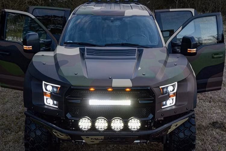 Bên dưới nắp capô, siêu bán tải Forrd F-250 MegaRaptor có trang bị động cơ dầu tăng áp Power Stroke V8 dung tích 6.7 lít, sản sinh 475 mã lực và 1.424 Nm mô-men xoắn cực đại. Khối động cơ mạnh mẽ này sẽ truyền lực qua một hộp số tự động 10 cấp.