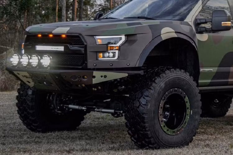 Với tất cả những trang bị nâng cấp kể trên, giá xe Ford F-250 MegaRaptor Crew Cab Lariat 2022 này có giá lên tới 169.950 USD (tương đương 3,88 tỷ đồng). Megarexx Trucks chế tạo mỗi chiếc MegaRaptor như một dự án độ riêng, với bước chuyển đổi cơ bản, và sau đó thì khách hàng có thể lựa chọn những tùy chọn, màu sắc, và nâng cấp mà họ muốn.