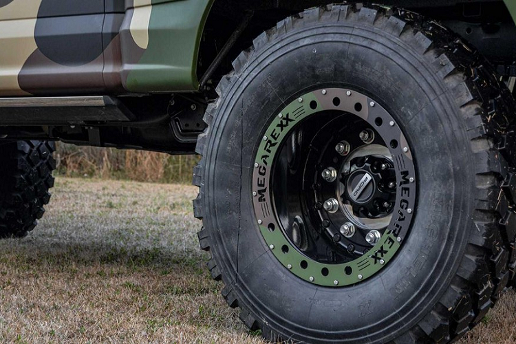Hệ thống treo được nâng cấp toàn diện bao gồm bộ nâng 6 inch (15,24 cm), giảm xóc Bilstein và thanh xoắn panhard có thể điều chỉnh, bộ ổn định tay lái kép, và các tay đòn bán kính dài hơn, mạnh mẽ hơn của MegaRexx. Chiếc F-250 hầm hố này chạy bằng bộ la-zăng MRAP quân sự cỡ 20 inch, bọc trong lốp Michelin XZL 46 inch. Megarexx Trucks đã di chuyển trục bánh trước về phía trước khoảng 3,75 cm để tạo không gian thoải mái hơn cho bộ lốp mới.