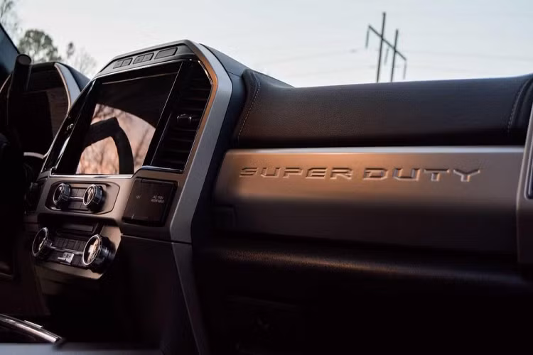 F-250 MegaRaptor còn có một khung đỡ bổ sung thêm 6 đèn LED 7 inch phía trên nóc xe. Mỗi bên của khung này có một thanh đèn LED 10 inch. Thêm vào đó, tấm cản sau nhỏ hơn có hai đèn lùi LED vuông 2 inch, và đèn dưới gầm RGB điều khiển bằng ứng dụng điện thoại.