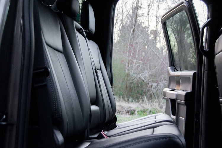 Để việc ra vào xe trở nên dễ dàng hơn, nhà sản xuất có bổ sung các bậc vận hành bằng điện. Bên trong, cabin có trang bị ghế sưởi và thông gió cho người lái và hành khách phía trước. Chất liệu bọc ghế là loại da đục lỗ siêu nhỏ màu đen Black Onyx. Các tiện nghi khác bao gồm hệ thống âm thanh nổi 10 loa, và Megarexx thậm chí còn lắp một bộ còi xe lửa Motohorn.