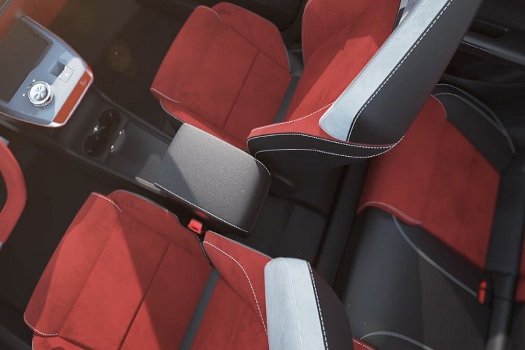 Được phát triển dựa trên cơ sở gầm bệ Nebula do công ty mẹ SAIC chế tạo, MG Mulan sở hữu chiều dài 4.287 mm, chiều rộng 1.836 mm, chiều cao 1.516 mm và chiều dài cơ sở 2.705 mm. Với chiều dài cơ sở này, MG Mulan sẽ được định vị trong phân khúc hatchback hạng C. Nguồn cung cấp sức mạnh cho MG Mulan 2022 là mô-tơ điện do UAES - liên doanh của Zoomlion và Bosch - sản xuất. Trái với thông tin ban đầu, mẫu xe này được trang bị mô-tơ điện có công suất tối đa 330 kW (khoảng 449 mã lực) thay vì 150 kW (204 mã lực) cùng mô-men xoắn cực đại 600 Nm. Đó là lý do vì sao xe có thể tăng tốc từ 0-100 km/h trong thời gian chỉ 3,8 giây.