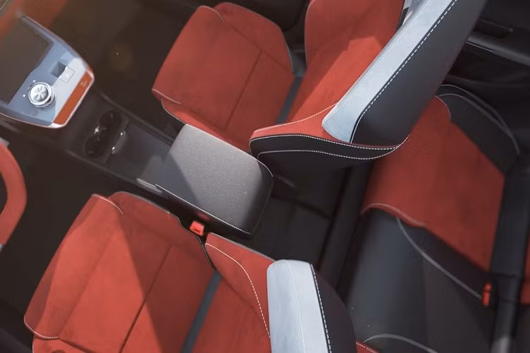 Được phát triển dựa trên cơ sở gầm bệ Nebula do công ty mẹ SAIC chế tạo, MG Mulan sở hữu chiều dài 4.287 mm, chiều rộng 1.836 mm, chiều cao 1.516 mm và chiều dài cơ sở 2.705 mm. Với chiều dài cơ sở này, MG Mulan sẽ được định vị trong phân khúc hatchback hạng C. Nguồn cung cấp sức mạnh cho MG Mulan 2022 là mô-tơ điện do UAES - liên doanh của Zoomlion và Bosch - sản xuất. Trái với thông tin ban đầu, mẫu xe này được trang bị mô-tơ điện có công suất tối đa 330 kW (khoảng 449 mã lực) thay vì 150 kW (204 mã lực) cùng mô-men xoắn cực đại 600 Nm. Đó là lý do vì sao xe có thể tăng tốc từ 0-100 km/h trong thời gian chỉ 3,8 giây.