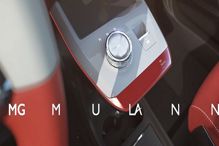 Tiếp đến là đường dập gân sắc sảo trên sườn xe, nóc dốc dần về phía sau theo phong cách coupe và bộ vành hợp kim 17 inch với thiết kế 5 chấu kép, sơn 2 màu, đi với lốp Continental có kích thước 215/50 R17. Ở phía sau, MG Mulan 2022 được trang bị đèn hậu hình chữ "Y" nối liền với nhau và tấm ốp giả bộ khuếch tán gió dưới cản va. 2 cánh gió mui tách rời cũng là điểm nhấn đáng chú ý của mẫu xe hatchback thuần điện này.
