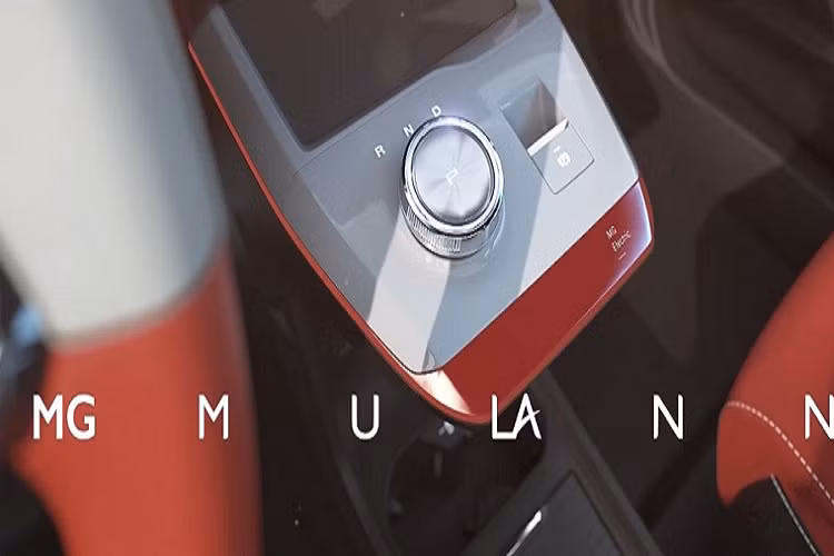 Tiếp đến là đường dập gân sắc sảo trên sườn xe, nóc dốc dần về phía sau theo phong cách coupe và bộ vành hợp kim 17 inch với thiết kế 5 chấu kép, sơn 2 màu, đi với lốp Continental có kích thước 215/50 R17. Ở phía sau, MG Mulan 2022 được trang bị đèn hậu hình chữ "Y" nối liền với nhau và tấm ốp giả bộ khuếch tán gió dưới cản va. 2 cánh gió mui tách rời cũng là điểm nhấn đáng chú ý của mẫu xe hatchback thuần điện này.