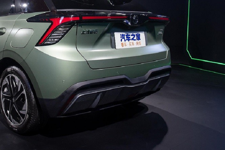 Không chỉ có màu sắc nổi bật, nội thất của mẫu xe điện MG Mulan 2022 còn tạo cảm giác hiện đại và công nghệ cao với vô lăng vát 2 đầu, bảng đồng hồ kỹ thuật số cũng như màn hình thông tin giải trí nằm độc lập trên mặt táp-lô. Ngay bên dưới màn hình trung tâm là hàng loạt nút bấm để chỉnh điều hòa.