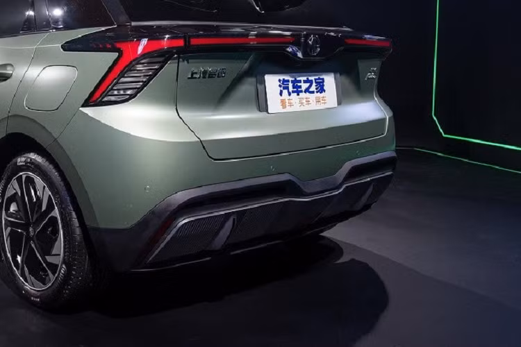 Không chỉ có màu sắc nổi bật, nội thất của mẫu xe điện MG Mulan 2022 còn tạo cảm giác hiện đại và công nghệ cao với vô lăng vát 2 đầu, bảng đồng hồ kỹ thuật số cũng như màn hình thông tin giải trí nằm độc lập trên mặt táp-lô. Ngay bên dưới màn hình trung tâm là hàng loạt nút bấm để chỉnh điều hòa.